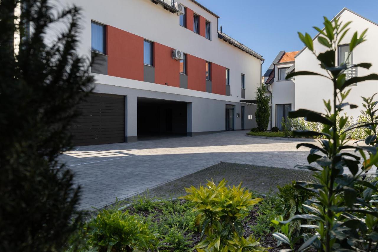 Dotis Apartman Tata Εξωτερικό φωτογραφία